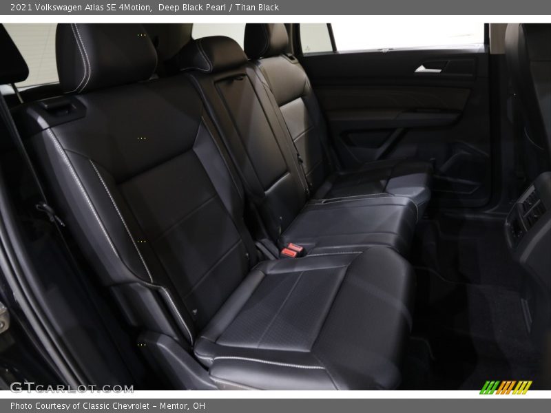 Deep Black Pearl / Titan Black 2021 Volkswagen Atlas SE 4Motion