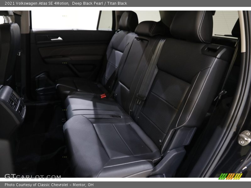Deep Black Pearl / Titan Black 2021 Volkswagen Atlas SE 4Motion