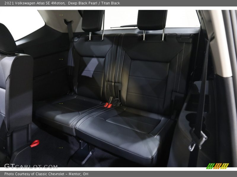 Deep Black Pearl / Titan Black 2021 Volkswagen Atlas SE 4Motion