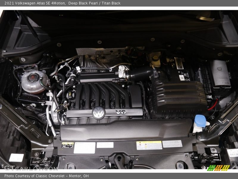 Deep Black Pearl / Titan Black 2021 Volkswagen Atlas SE 4Motion