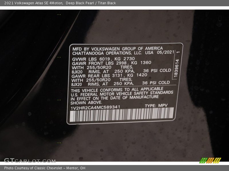 Deep Black Pearl / Titan Black 2021 Volkswagen Atlas SE 4Motion