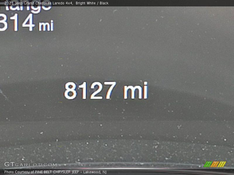 Bright White / Black 2021 Jeep Grand Cherokee Laredo 4x4