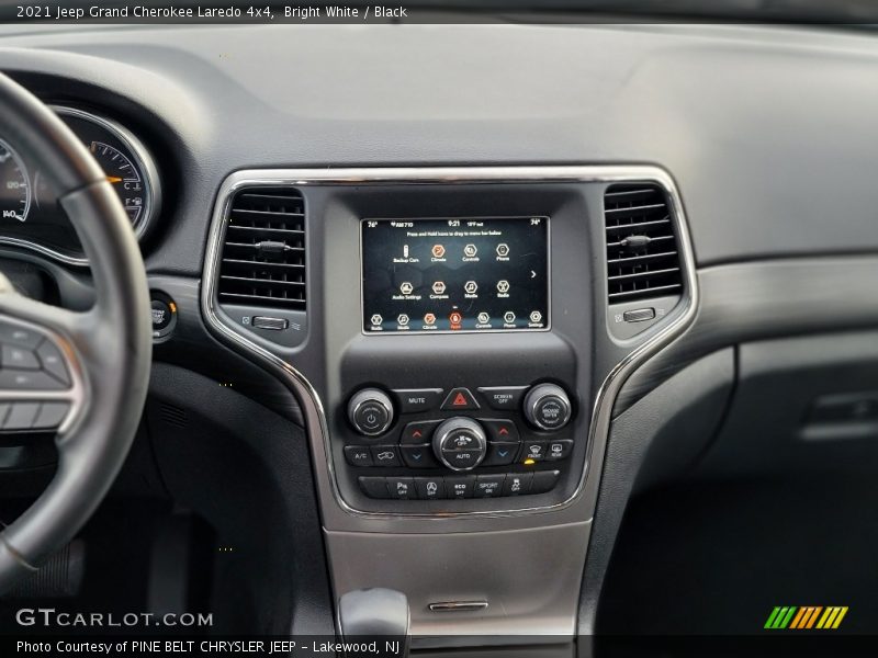 Bright White / Black 2021 Jeep Grand Cherokee Laredo 4x4