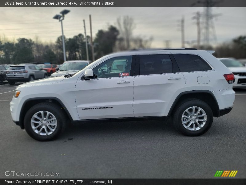 Bright White / Black 2021 Jeep Grand Cherokee Laredo 4x4