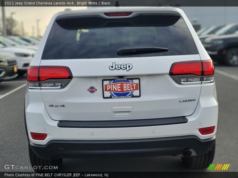 Bright White / Black 2021 Jeep Grand Cherokee Laredo 4x4