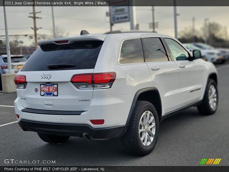Bright White / Black 2021 Jeep Grand Cherokee Laredo 4x4