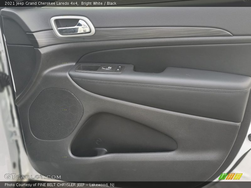 Bright White / Black 2021 Jeep Grand Cherokee Laredo 4x4