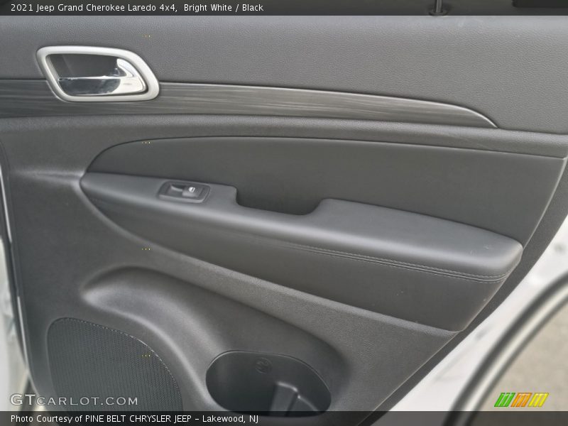 Bright White / Black 2021 Jeep Grand Cherokee Laredo 4x4