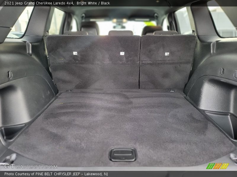 Bright White / Black 2021 Jeep Grand Cherokee Laredo 4x4