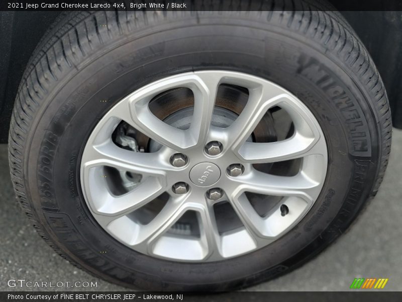 Bright White / Black 2021 Jeep Grand Cherokee Laredo 4x4