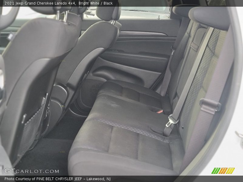 Bright White / Black 2021 Jeep Grand Cherokee Laredo 4x4