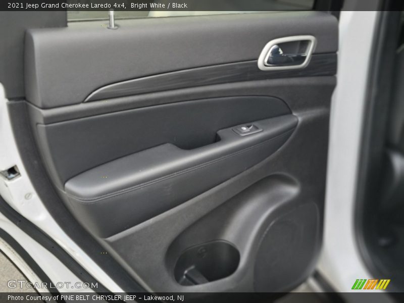 Bright White / Black 2021 Jeep Grand Cherokee Laredo 4x4