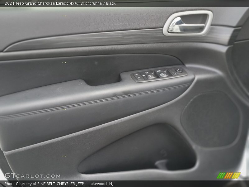 Bright White / Black 2021 Jeep Grand Cherokee Laredo 4x4