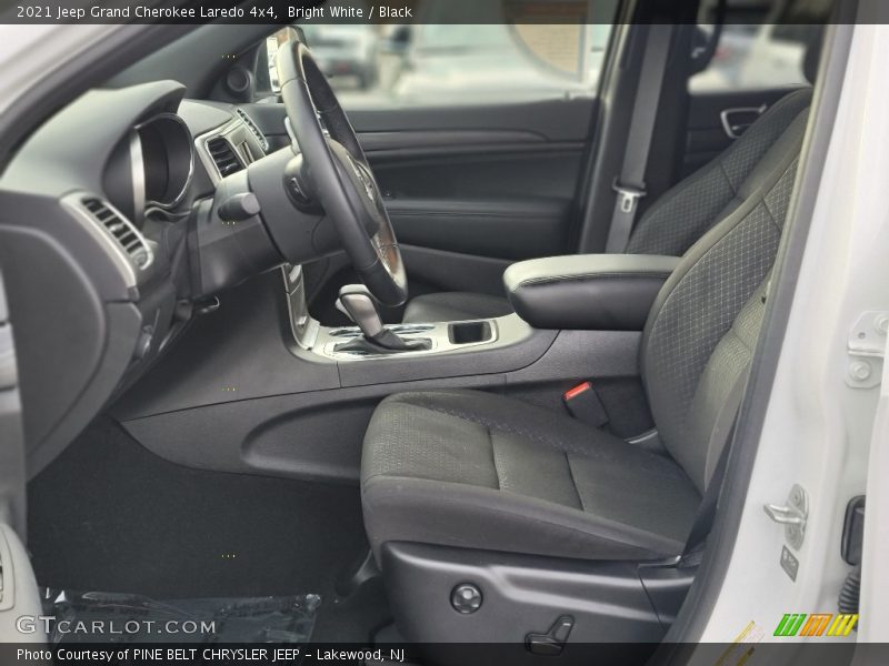 Bright White / Black 2021 Jeep Grand Cherokee Laredo 4x4