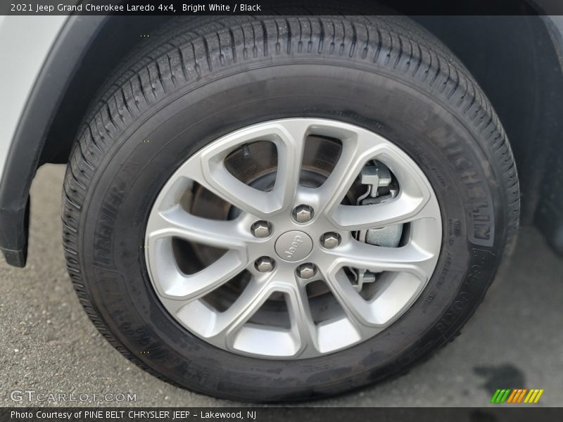 Bright White / Black 2021 Jeep Grand Cherokee Laredo 4x4