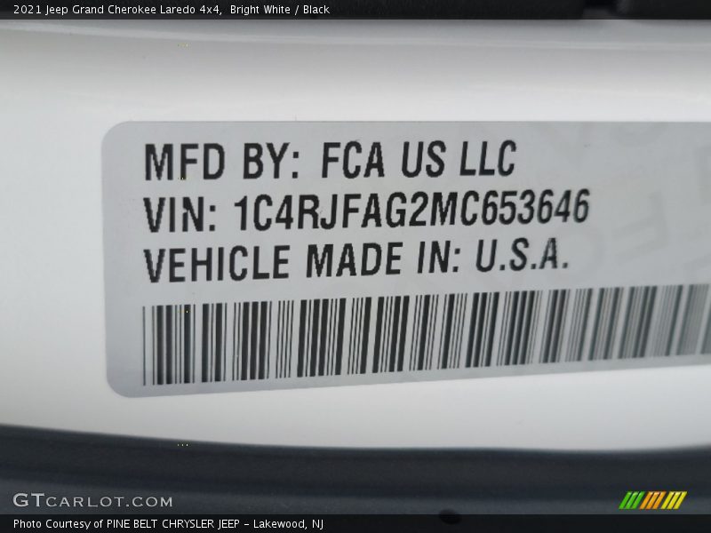 Bright White / Black 2021 Jeep Grand Cherokee Laredo 4x4