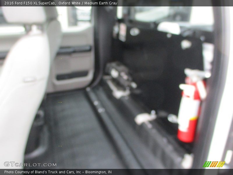 Oxford White / Medium Earth Gray 2016 Ford F150 XL SuperCab