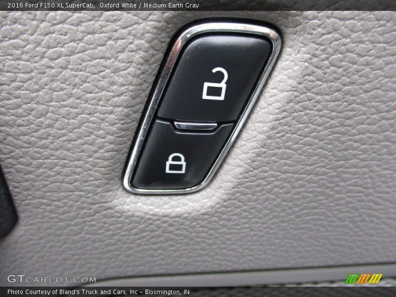 Oxford White / Medium Earth Gray 2016 Ford F150 XL SuperCab