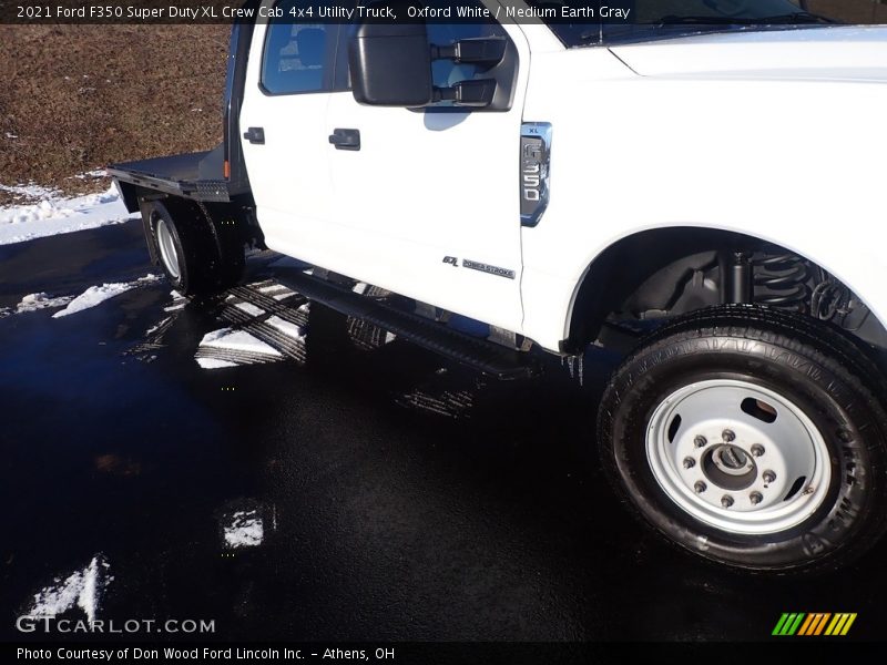 Oxford White / Medium Earth Gray 2021 Ford F350 Super Duty XL Crew Cab 4x4 Utility Truck