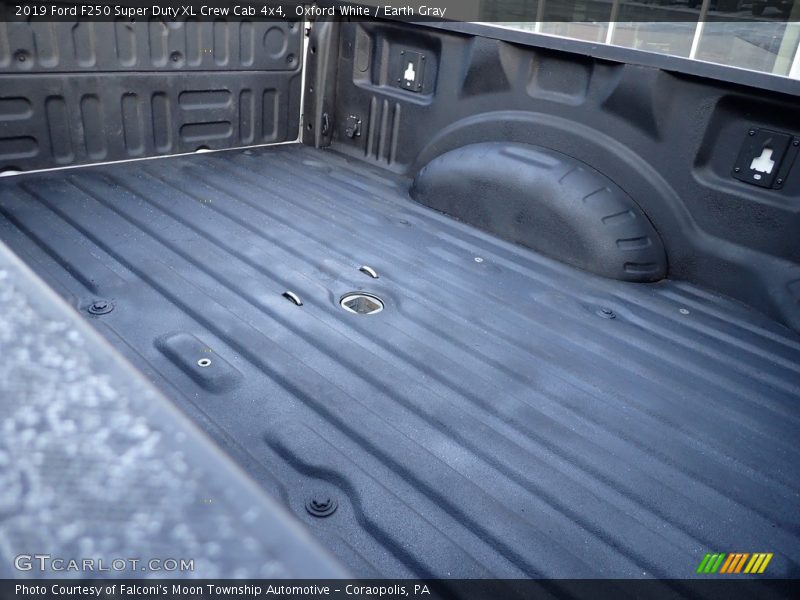 Oxford White / Earth Gray 2019 Ford F250 Super Duty XL Crew Cab 4x4