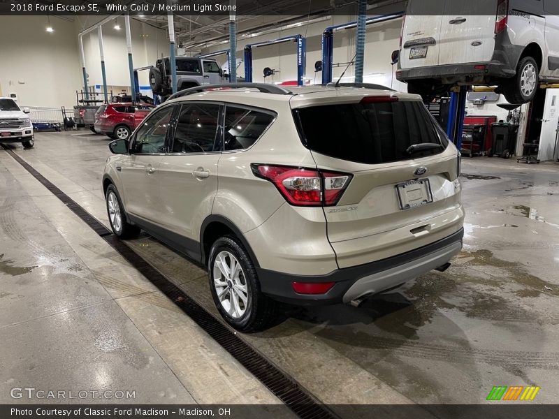 White Gold / Medium Light Stone 2018 Ford Escape SE