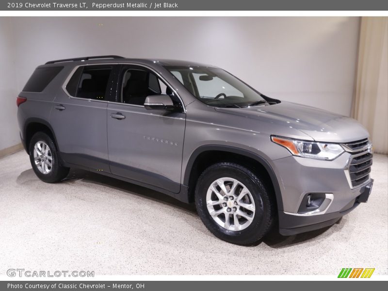 Pepperdust Metallic / Jet Black 2019 Chevrolet Traverse LT