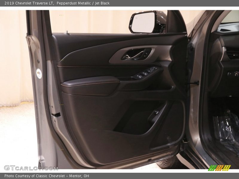 Pepperdust Metallic / Jet Black 2019 Chevrolet Traverse LT