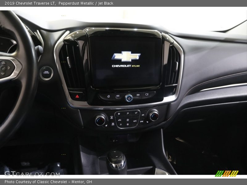 Pepperdust Metallic / Jet Black 2019 Chevrolet Traverse LT
