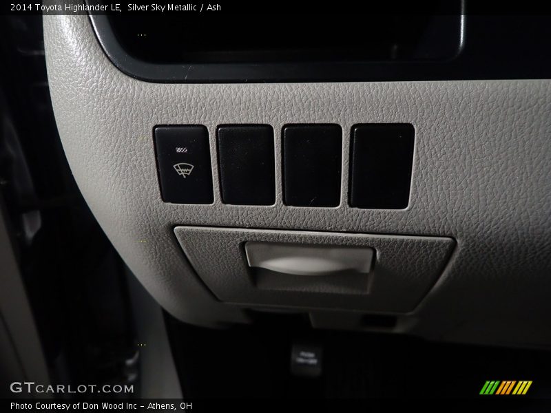 Silver Sky Metallic / Ash 2014 Toyota Highlander LE