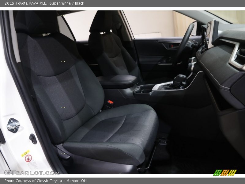 Super White / Black 2019 Toyota RAV4 XLE
