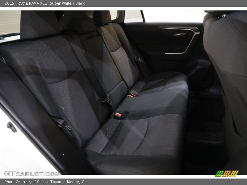 Super White / Black 2019 Toyota RAV4 XLE
