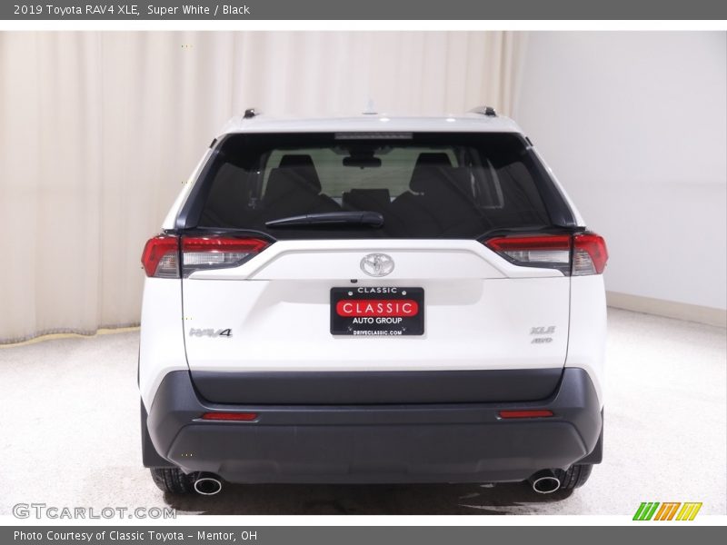 Super White / Black 2019 Toyota RAV4 XLE