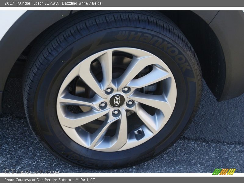 Dazzling White / Beige 2017 Hyundai Tucson SE AWD