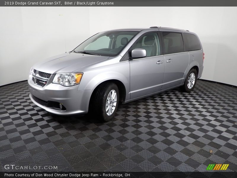 Front 3/4 View of 2019 Grand Caravan SXT