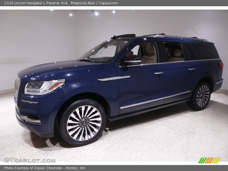 Front 3/4 View of 2019 Navigator L Reserve 4x4
