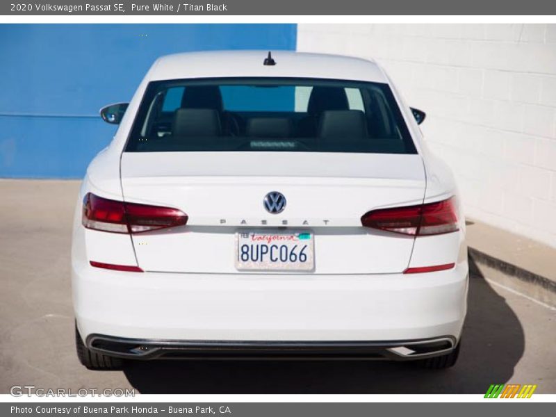 Pure White / Titan Black 2020 Volkswagen Passat SE