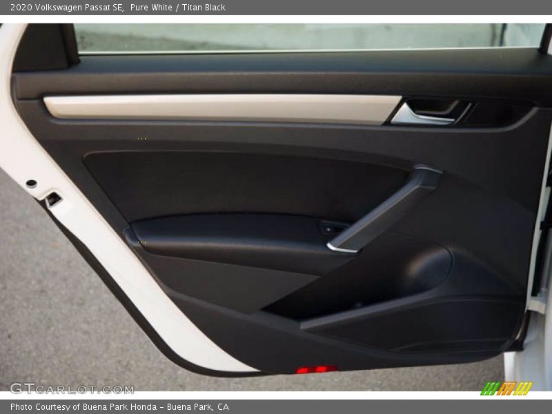 Pure White / Titan Black 2020 Volkswagen Passat SE