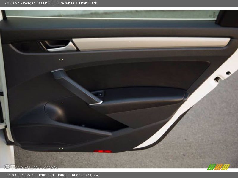 Pure White / Titan Black 2020 Volkswagen Passat SE