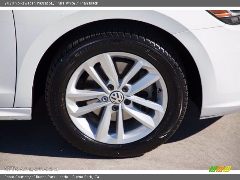 Pure White / Titan Black 2020 Volkswagen Passat SE