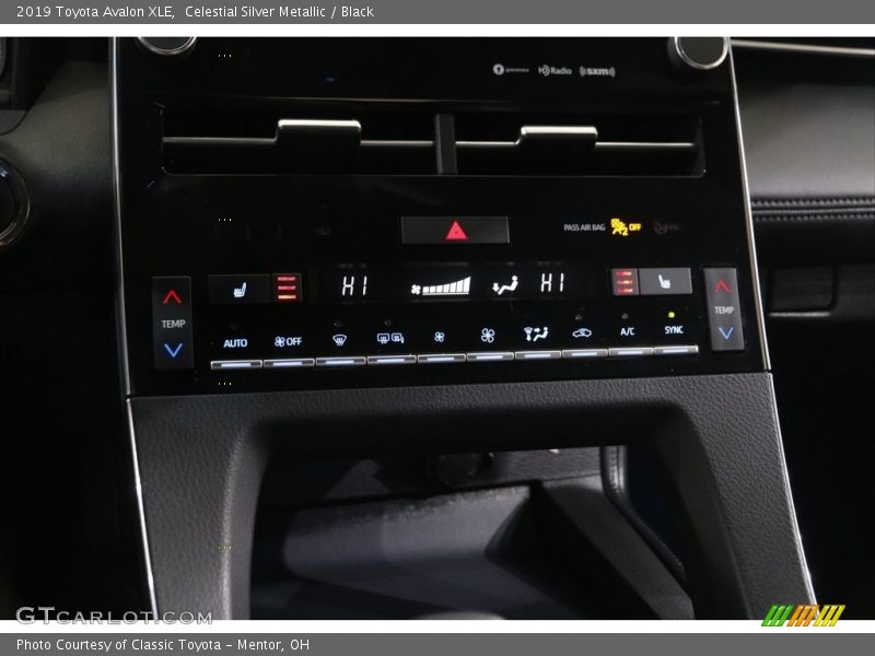 Celestial Silver Metallic / Black 2019 Toyota Avalon XLE