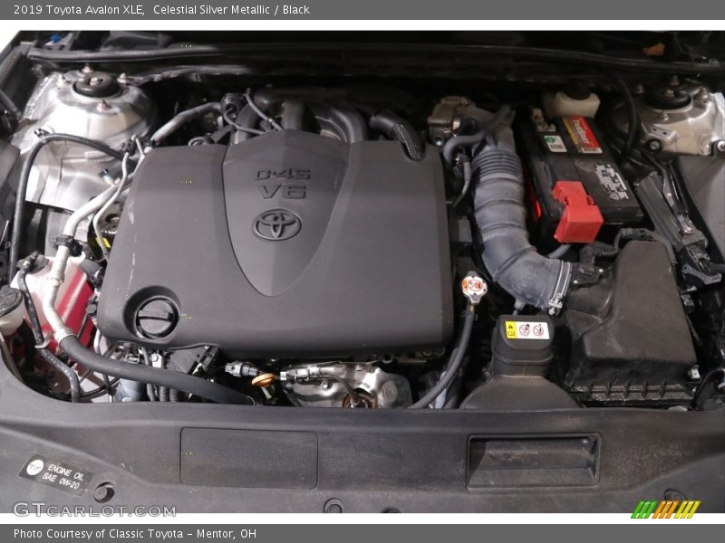 Celestial Silver Metallic / Black 2019 Toyota Avalon XLE