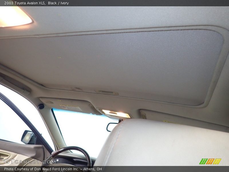 Black / Ivory 2003 Toyota Avalon XLS