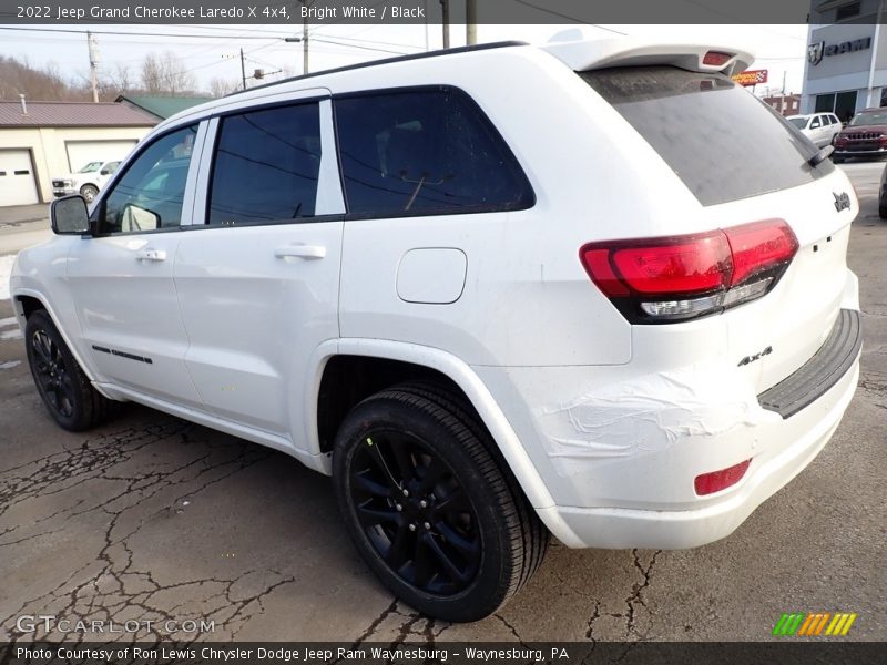 Bright White / Black 2022 Jeep Grand Cherokee Laredo X 4x4