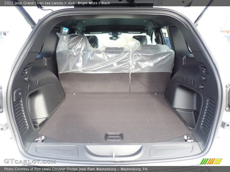 Bright White / Black 2022 Jeep Grand Cherokee Laredo X 4x4