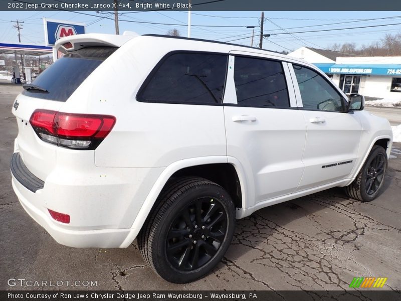 Bright White / Black 2022 Jeep Grand Cherokee Laredo X 4x4