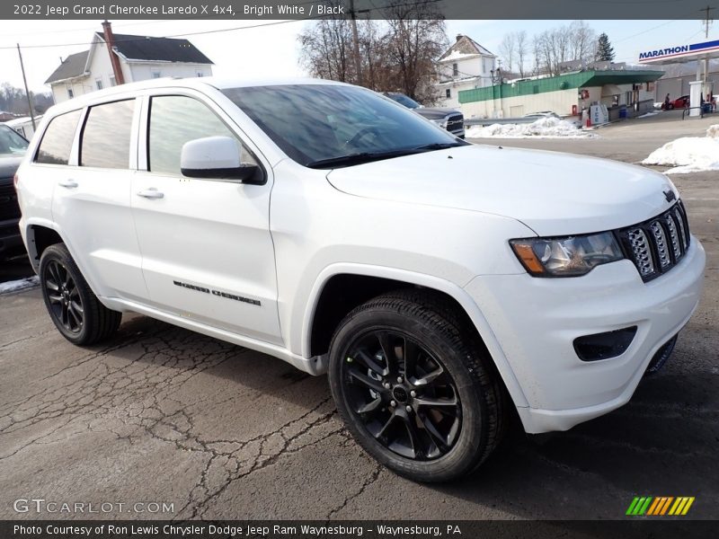 Bright White / Black 2022 Jeep Grand Cherokee Laredo X 4x4