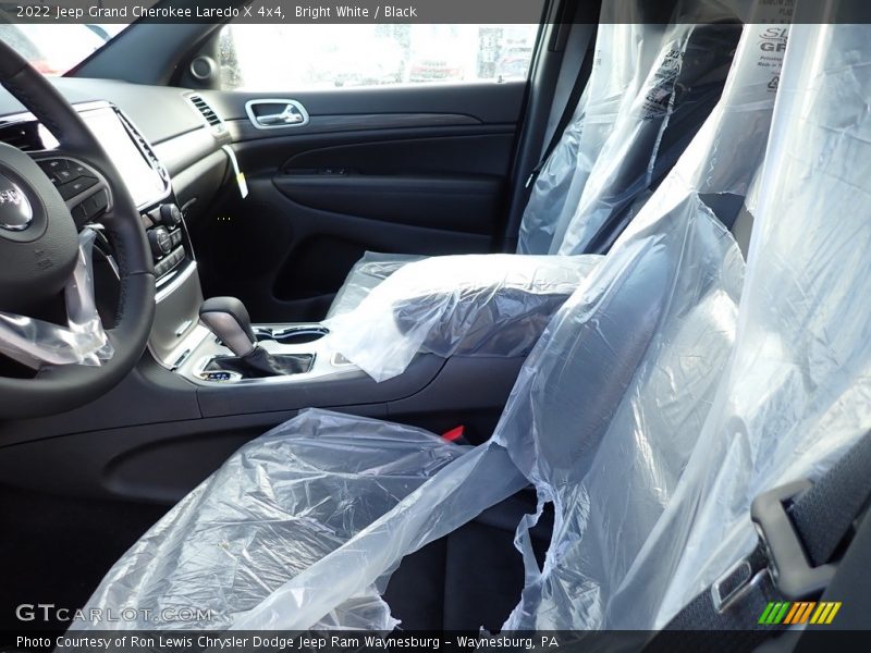Bright White / Black 2022 Jeep Grand Cherokee Laredo X 4x4