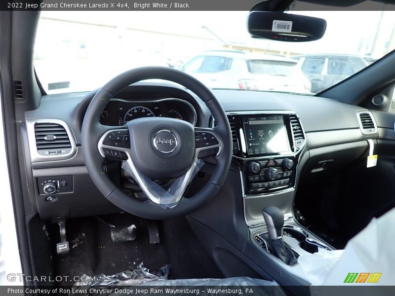 Bright White / Black 2022 Jeep Grand Cherokee Laredo X 4x4