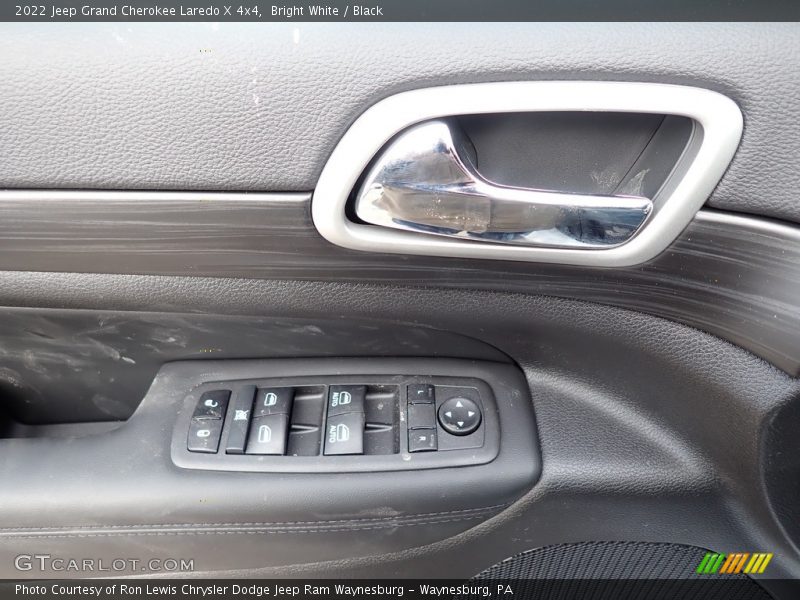 Bright White / Black 2022 Jeep Grand Cherokee Laredo X 4x4