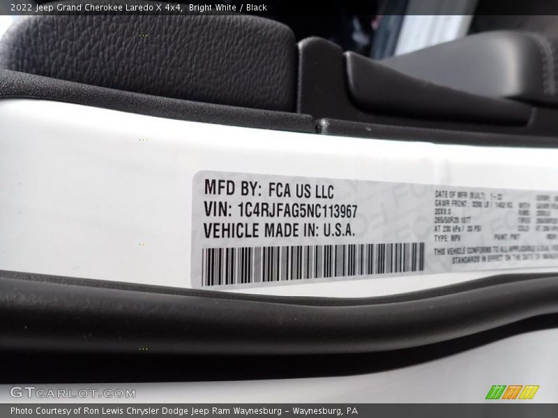 Bright White / Black 2022 Jeep Grand Cherokee Laredo X 4x4